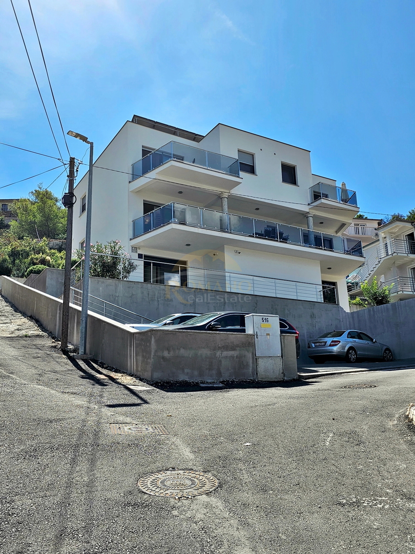 Casa di lusso a Čiovo - Mastrinka con 3 appartamenti e vista aperta sul mare